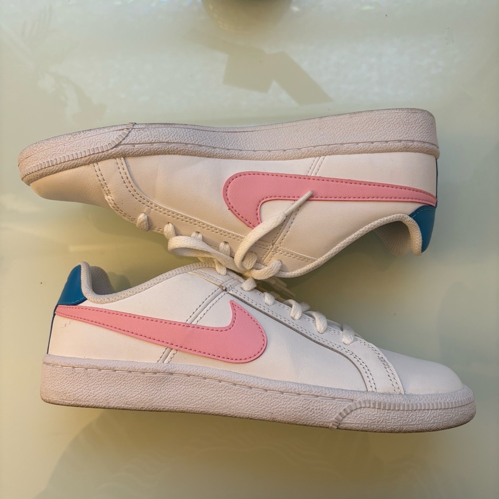 Boys Nike Sneakers size 5.5 Y